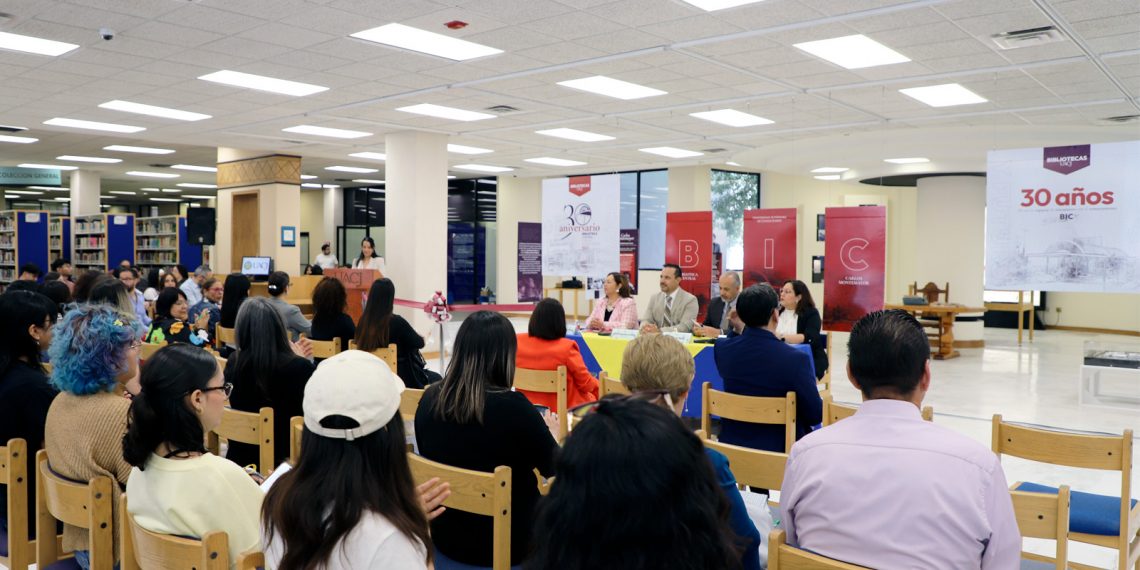 Treinta años de historias: entre estanterías del pasado y postales del porvenir