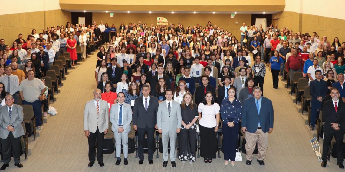 Reconocen a estudiantes ejemplares de la UACJ en ceremonia institucional