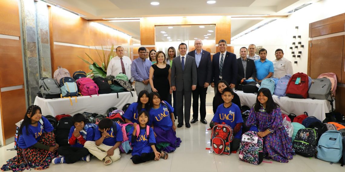 Dona UACJ artículos escolares a niños de la comunidad rarámuri  
