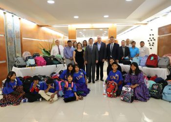 Dona UACJ artículos escolares a niños de la comunidad rarámuri  