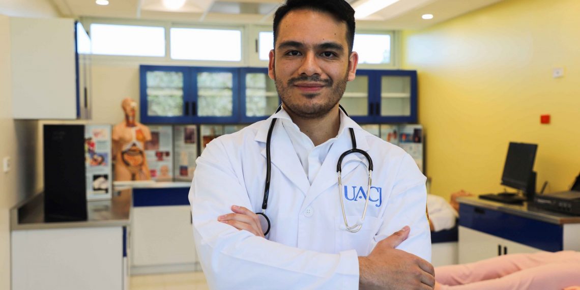 De Ciudad Juárez al reconocimiento internacional: es Hiram Acosta, Student of the Year del American College of Physicians