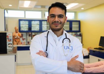 De Ciudad Juárez al reconocimiento internacional: es Hiram Acosta, Student of the Year del American College of Physicians