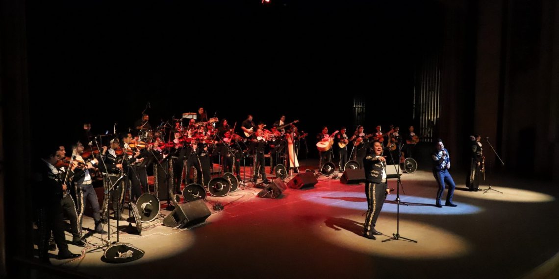 Festejos del 10 de mayo abren escena desde la UACJ