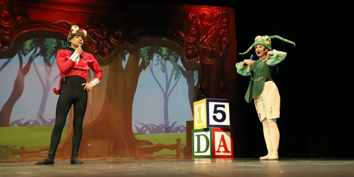 Cri-Cri el grillito cantor se une a la Compañía de Ballet Clásico de la UACJ