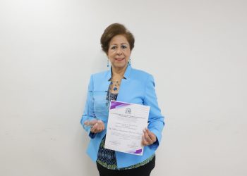 Maestra de la UACJ recibe Premio a la Docencia en Enfermería “Elizabeth Salamanca Gardea Cabral” 2025 