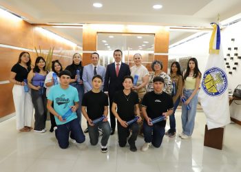 Alumnos del programa de Mercadotecnia de Nuevo Casas Grandes visitan instalaciones universitarias 