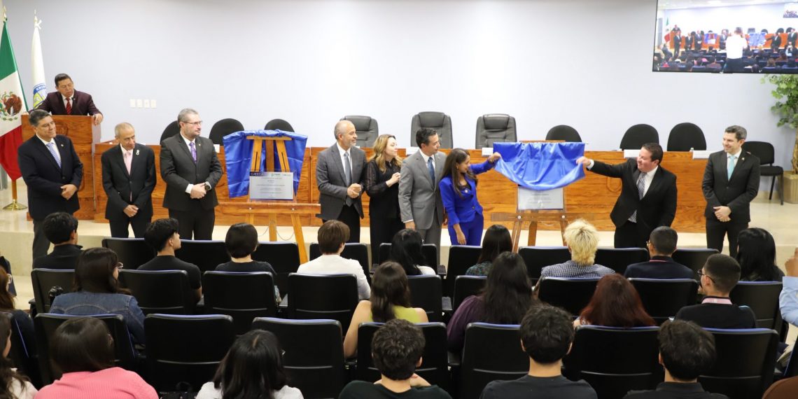 Contaduría y Administración de Empresas de la UACJ reciben constancias de calidad académica