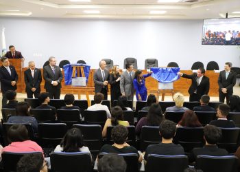 Contaduría y Administración de Empresas de la UACJ reciben constancias de calidad académica