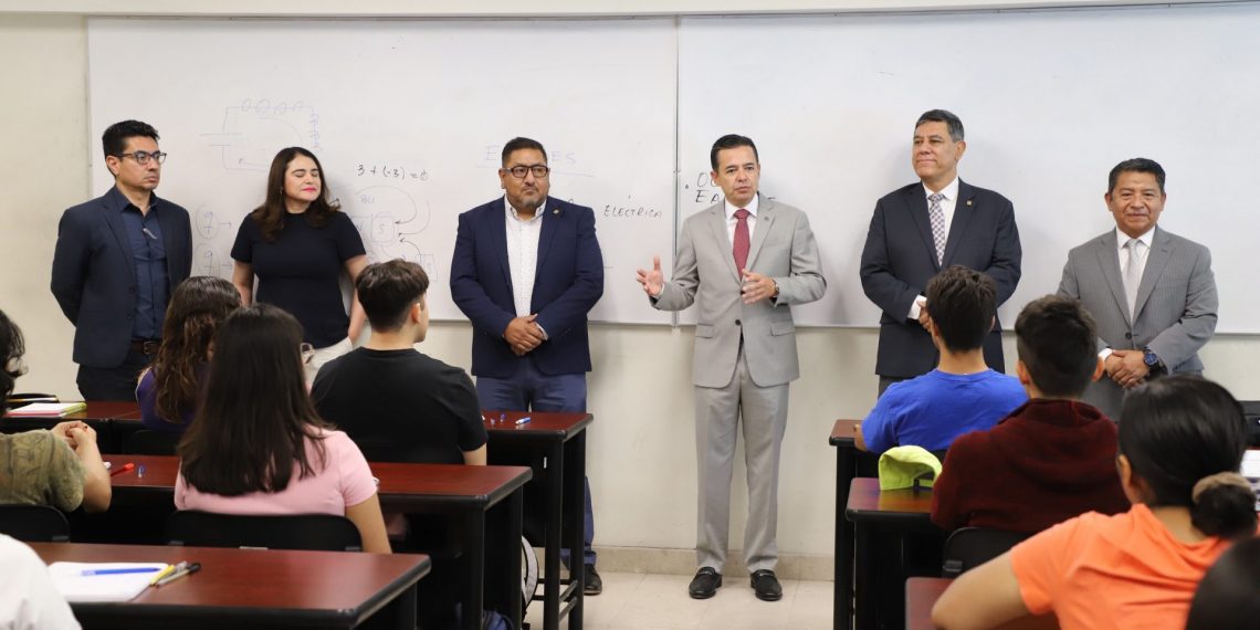 Recibe rector de la UACJ a estudiantes del IIT y del IADA en inicio del semestre agosto-diciembre 2025