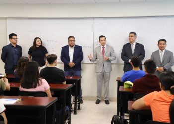 Recibe rector de la UACJ a estudiantes del IIT y del IADA en inicio del semestre agosto-diciembre 2025