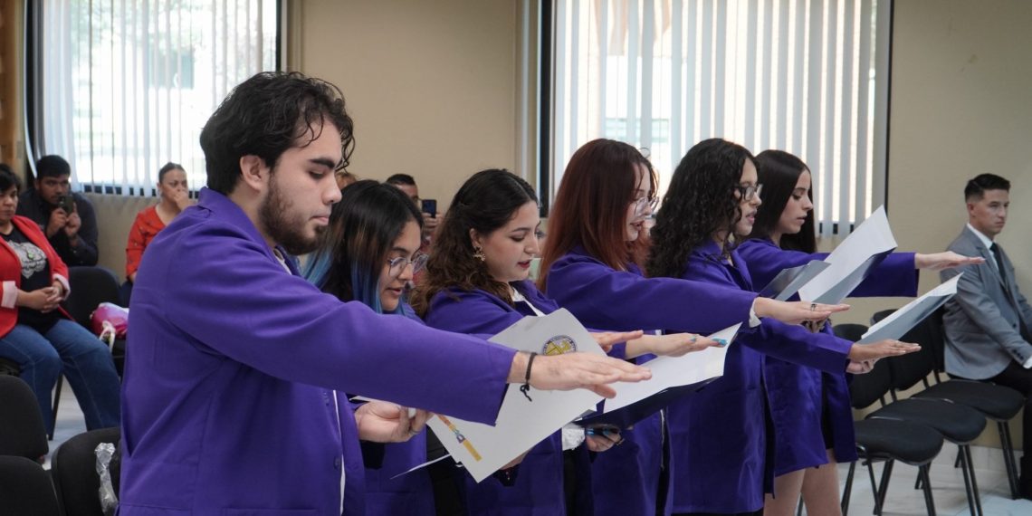 Estudiantes de Psicología rinden protesta para inicio de prácticas profesionales en Nuevo Casas Grandes