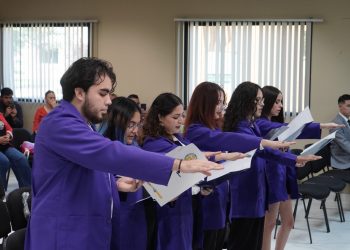 Estudiantes de Psicología rinden protesta para inicio de prácticas profesionales en Nuevo Casas Grandes