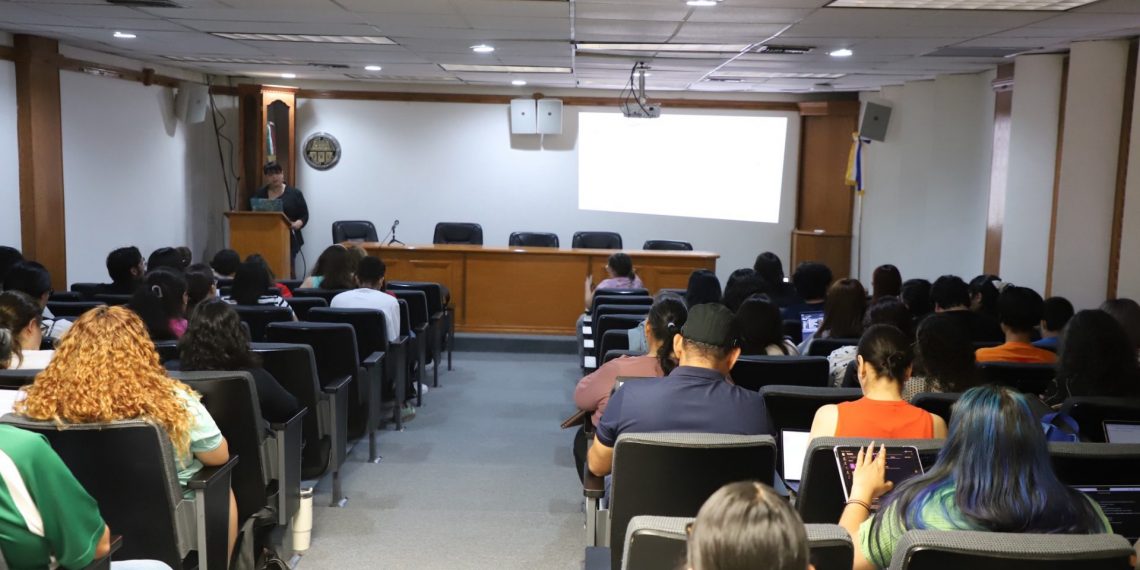 Promueve el CUI la innovación educativa con taller de IA generativa para docentes de Inglés