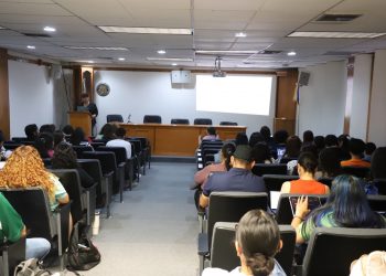 Promueve el CUI la innovación educativa con taller de IA generativa para docentes de Inglés