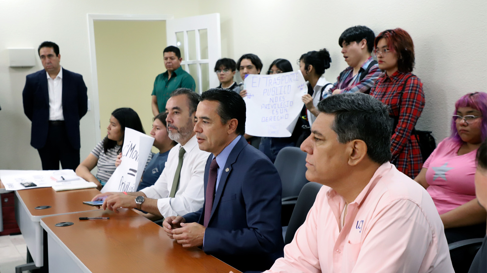 Rector de la UACJ recibe a estudiantes manifestantes por transporte