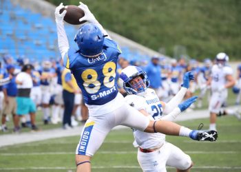 Entre rugidos y adrenalina, Indios de la UACJ miden fuerza ante los Borregos del ITESM