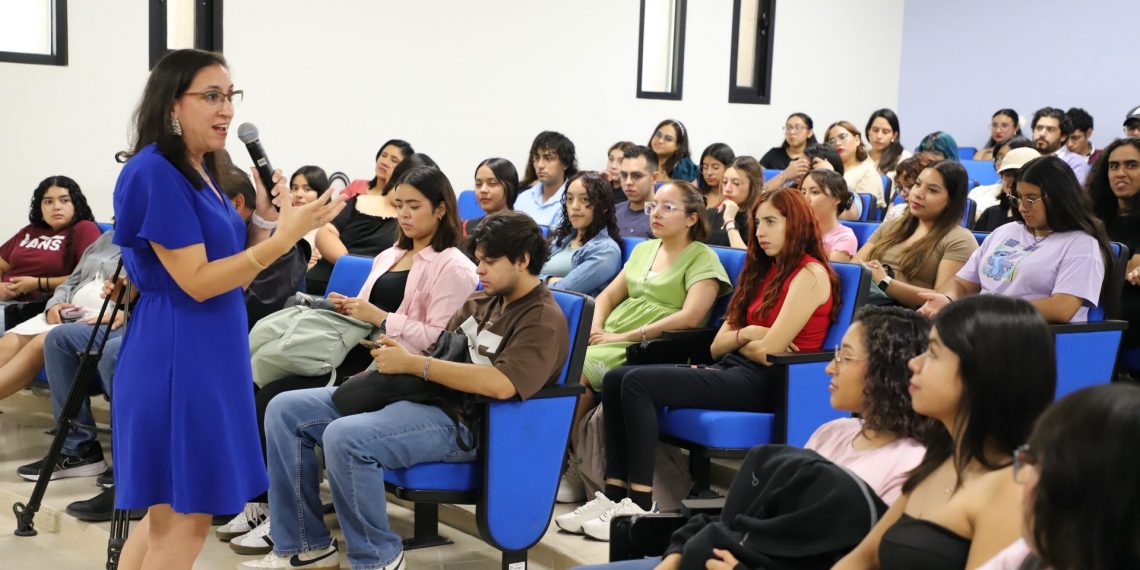 Invitada del Banco Mundial  imparte conferencia “Viviendo una vida improvisada” 