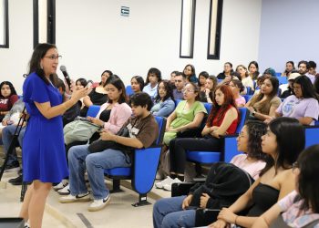 Invitada del Banco Mundial  imparte conferencia “Viviendo una vida improvisada” 