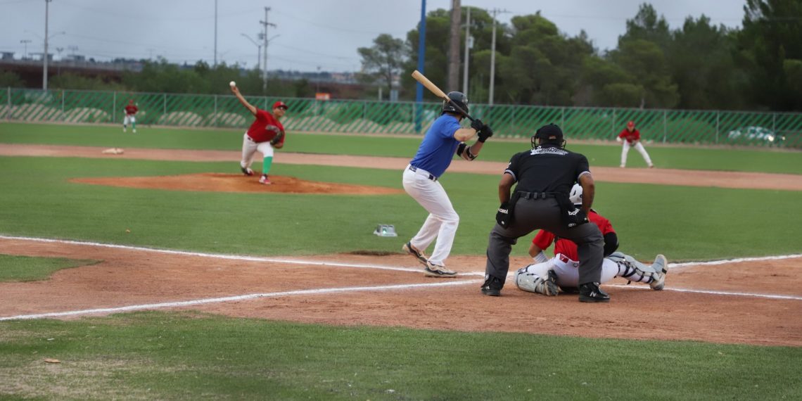 Duelo de generaciones: Indios de la UACJ miden fuerzas con la Selección Mexicana de béisbol Sub-15 en el diamante del Complejo Deportivo Universitario