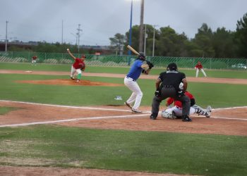 Duelo de generaciones: Indios de la UACJ miden fuerzas con la Selección Mexicana de béisbol Sub-15 en el diamante del Complejo Deportivo Universitario