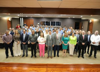 Entrega UACJ uniformes a personal manual  