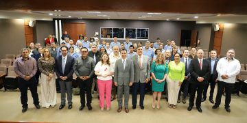 Entrega UACJ uniformes a personal manual