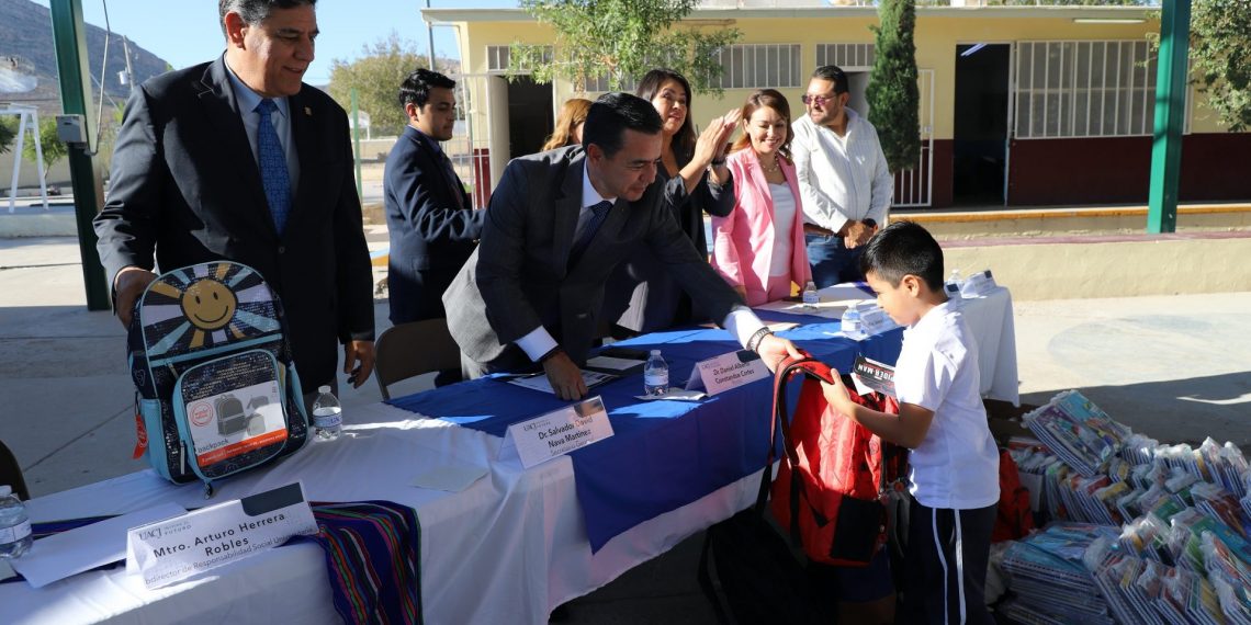 Entrega UACJ útiles escolares a escuelas primarias 