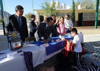 Entrega UACJ útiles escolares a escuelas primarias 