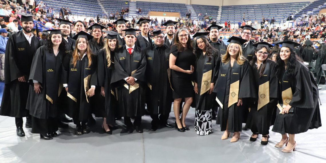Ceremonia de titulación reúne a egresados del IADA e IIT