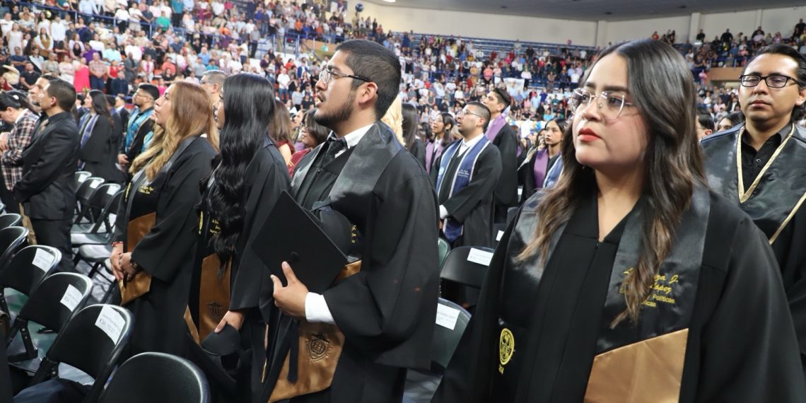 La UACJ entrega títulos a egresados de ICSA, ICB y Campus Ciudad Universitaria