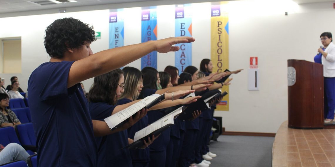 Estudiantes de trabajo social rinden protesta en Campus NCG