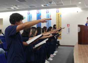 Estudiantes de trabajo social rinden protesta en Campus NCG