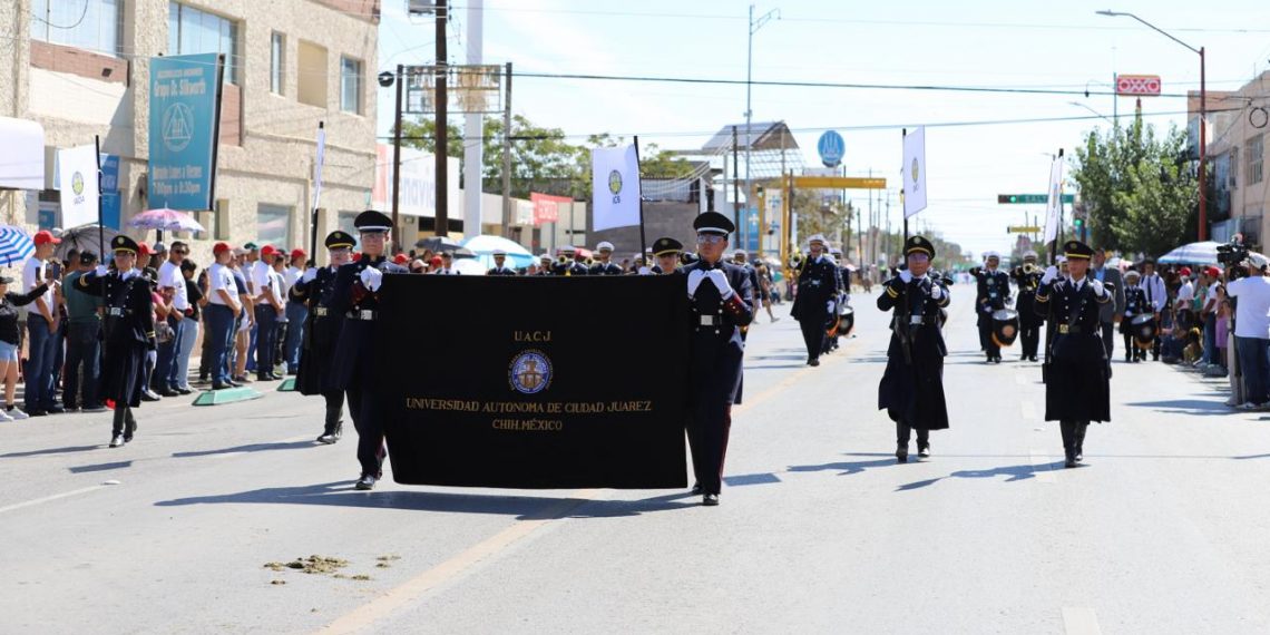 Orgullo y disciplina universitaria en el desfile del 16 de Septiembre