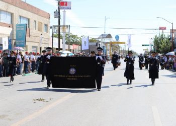Orgullo y disciplina universitaria en el desfile del 16 de Septiembre