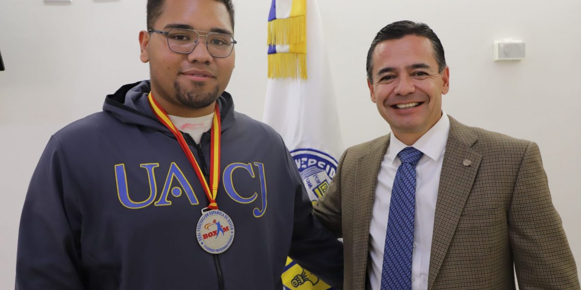 Rector de la UACJ recibe a alumno subcampeón del Torneo Internacional de Boxeo” BOXAM” 2025