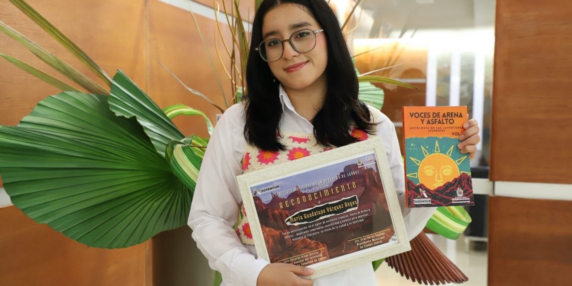 Alumna colabora en libro “Voces de Arena y Asfalto. Antología de las Juventudes Juarenses” 