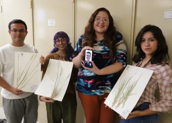 Le dan una insignia a su carrera