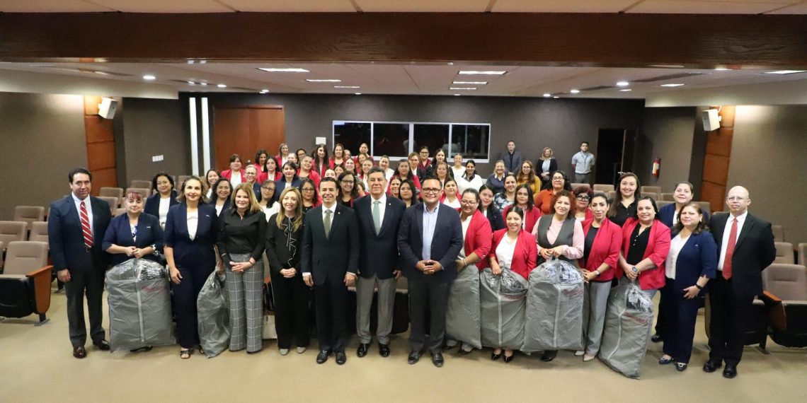 Entrega UACJ uniformes a personal administrativo  