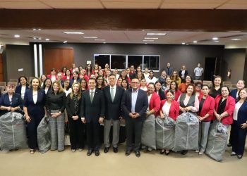 Entrega UACJ uniformes a personal administrativo  