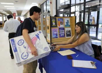 Inicia entrega de boletos para el concierto del 52 aniversario 