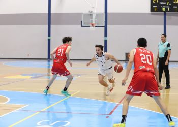 Los Indios cazan a los Diablos en su guarida