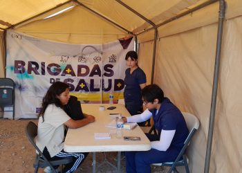 Universitarios de la UACJ promueven el bienestar comunitario con una brigada de salud en colaboración con Mujeres Visionarias