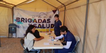 Universitarios de la UACJ promueven el bienestar comunitario con una brigada de salud en colaboración con Mujeres Visionarias