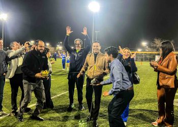 La noche que iluminó el esfuerzo: la UACJ enciende su nuevo campo sintético