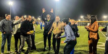 La noche que iluminó el esfuerzo: la UACJ enciende su nuevo campo sintético