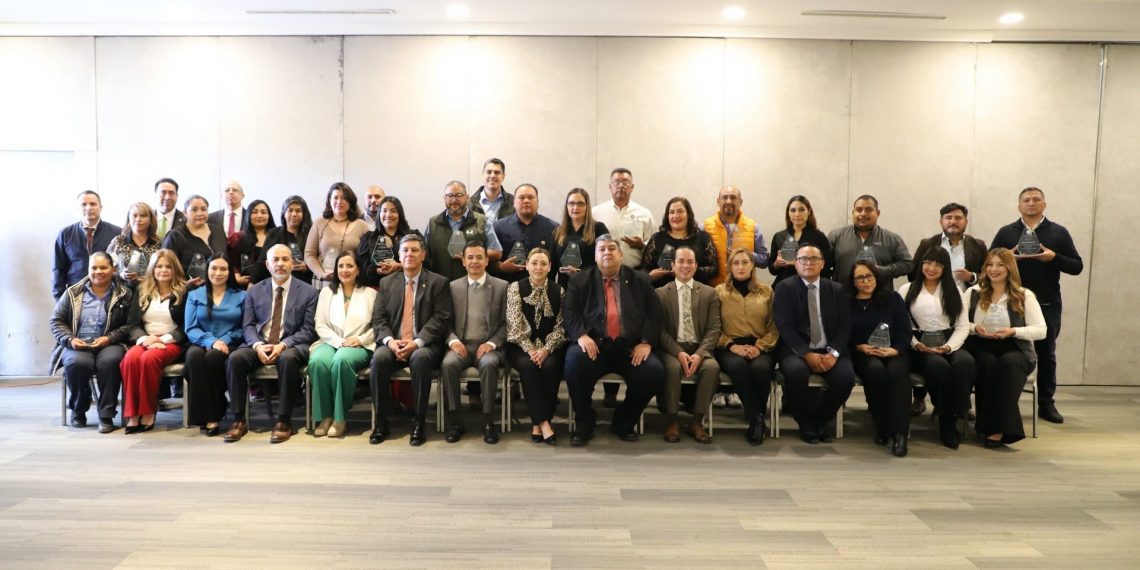 Celebran a personal UACJ con 10 años de servicio  