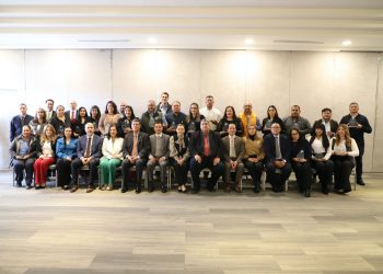 Celebran a personal UACJ con 10 años de servicio  