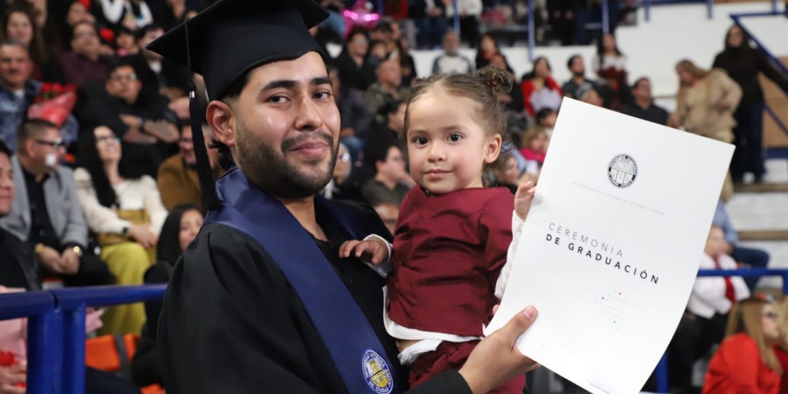 Sueños cumplidos, futuros en marcha: La UACJ aplaude el egreso de alumnos del área de Ciencias de la Salud y de Estomatología