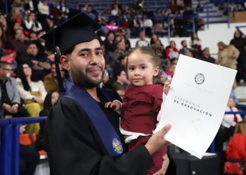 Sueños cumplidos, futuros en marcha: La UACJ aplaude el egreso de alumnos del área de Ciencias de la Salud y de Estomatología