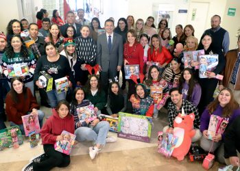 UACJ se llena del espíritu navideño con su tradicional colecta de juguetes